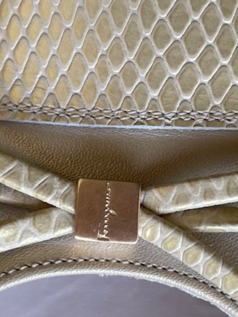 SALVATORE FERRAGAMO BOUTIQUE Ivory Gold Leather Textured Shoes Bow Size 6 Made - Picture 6 of 6